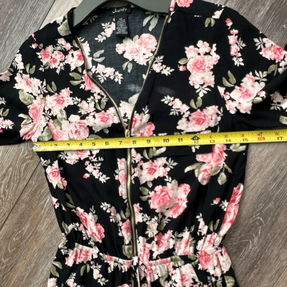 🛍️ Justify Zipper front floral romper shorts.great condition. - Picture 8 of 9